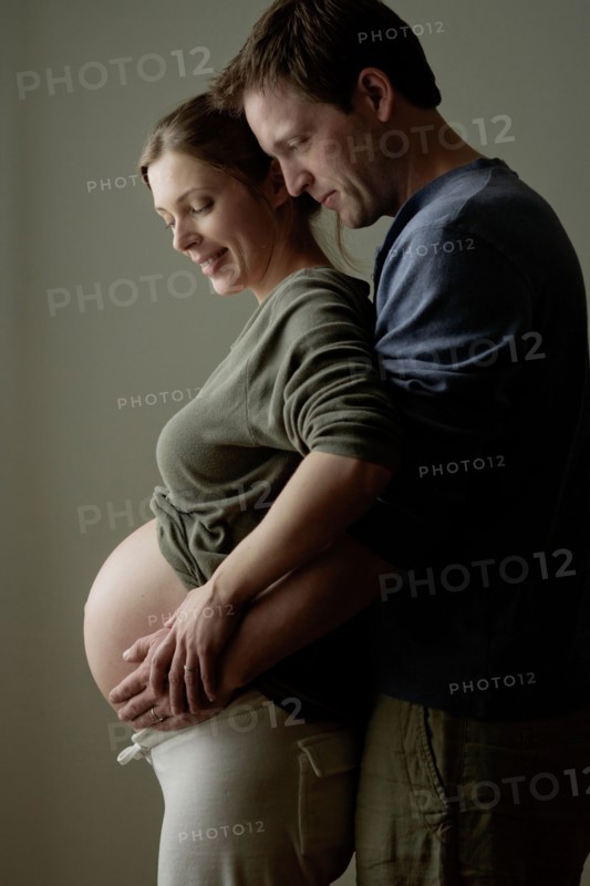 Studio shot of expectant couple. Photo : Rob Lewine