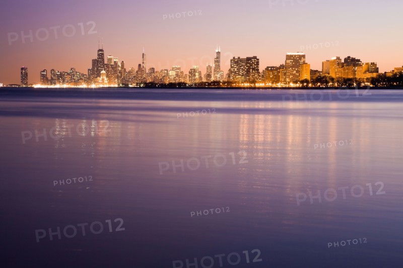 USA, Illinois, Chicago, City skyline over Lake Michigan. Photo : Henryk Sadura