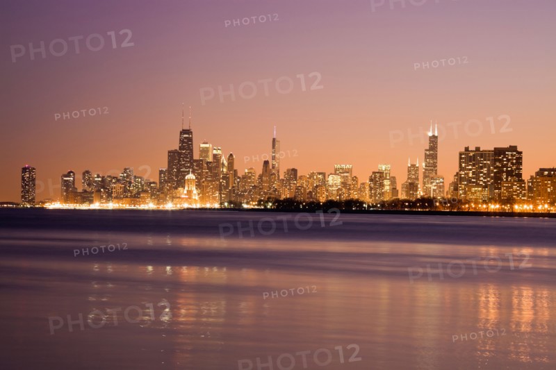 USA, Illinois, Chicago, City skyline over Lake Michigan. Photo : Henryk Sadura
