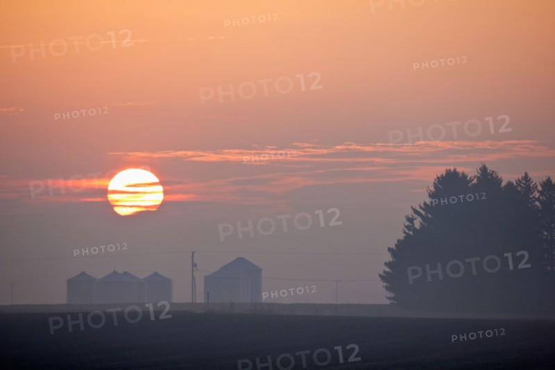 USA, Illinois, Springfield, Farm at sunrise. Photo : Henryk Sadura