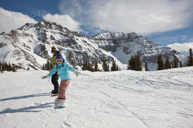 USA, Colorado, Telluride, Father and daughter (10-11) snowboarding . Photo : db2stock