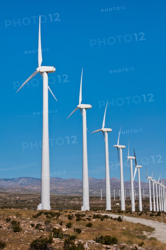 USA, California, Palm Springs, Wind turbines against blue sky. Photo : Daniel Grill