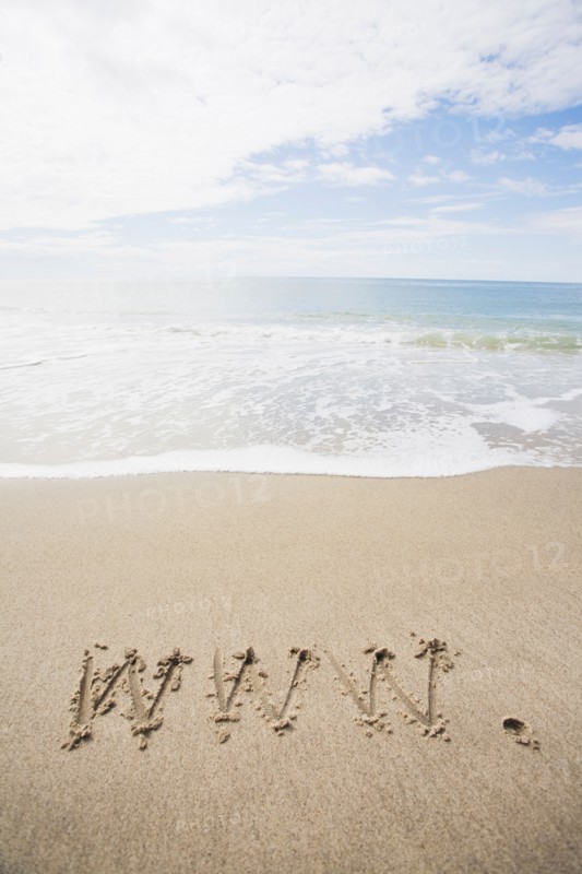 USA, Massachusetts, WWW drawn on sandy beach. Photo : Chris Hackett