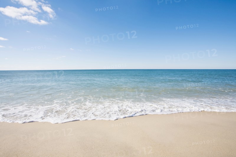 USA, Massachusetts, Waves at sandy beach. Photo : Chris Hackett