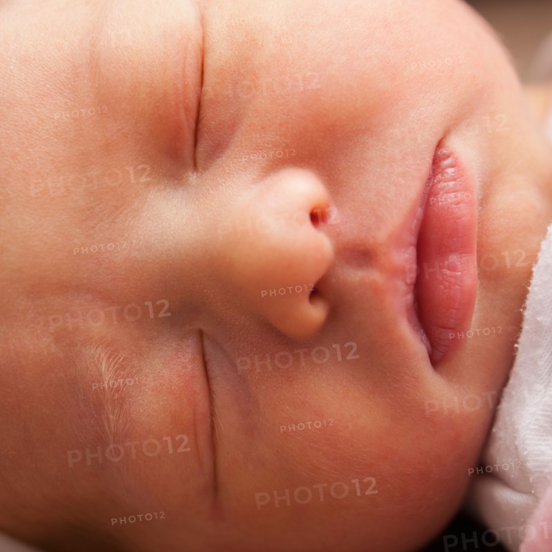 Baby girl (0-1 month) sleeping . Photo : Mike Kemp