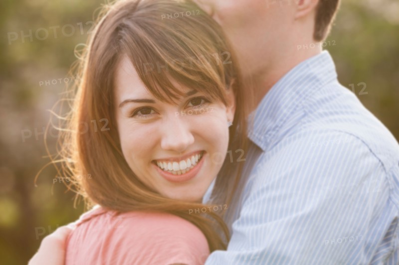 Young couple embracing outdoors. Photo : Mike Kemp