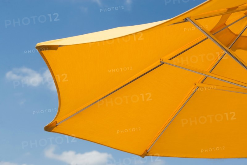 USA, Florida, Miami, Yellow sunshade against blue sky. Photo : fotog
