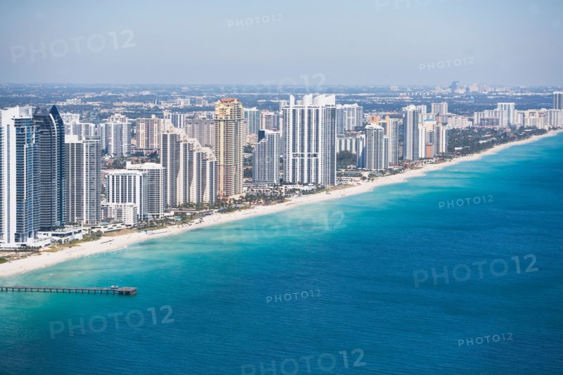 USA, Florida, Miami, Cityscape with beach. Photo : fotog