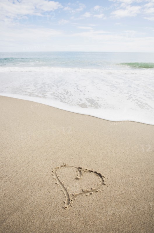 USA, Massachusetts, Hearts drawn on sandy beach. Photo : Chris Hackett