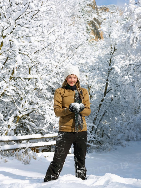 USA, Colorado, portrait of young woman making snowball. Photo : John Kelly