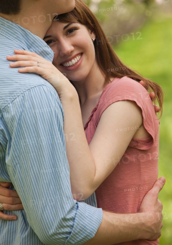 Couple embracing outdoors. Photo : Mike Kemp