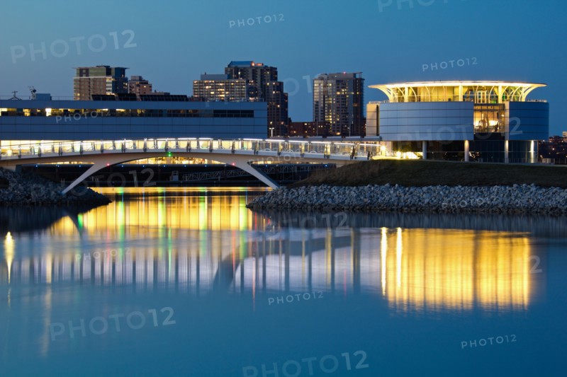 USA, Wisconsin, Milwaukee, City skyline over Lake Michigan. Photo : Henryk Sadura