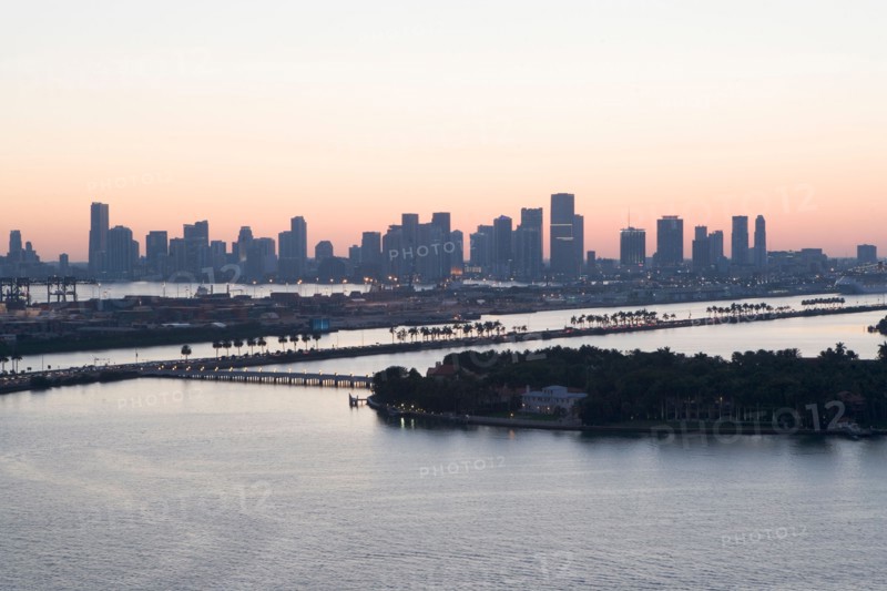 USA, Florida, Miami, Cityscape with coastline. Photo : fotog