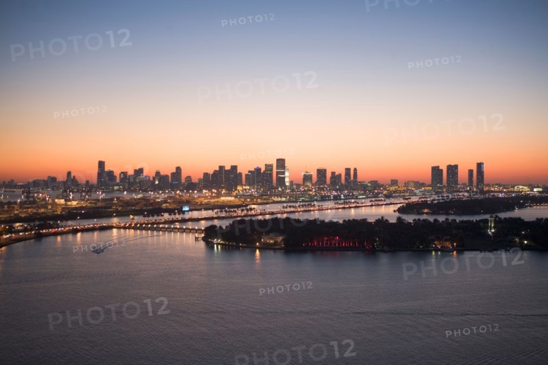 USA, Florida, Miami, Cityscape with coastline. Photo : fotog