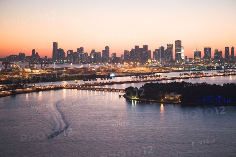 USA, Florida, Miami, Cityscape with coastline. Photo : fotog