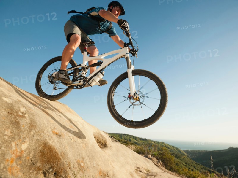 USA, California, Laguna Beach, Mountain biker riding downhill.