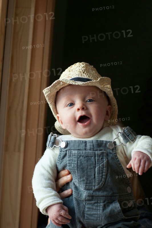 Baby boy wearing cowboy hat. Photo : Noah Clayton