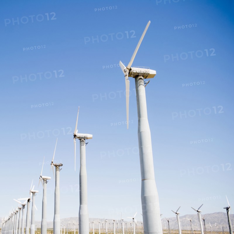 USA, California, Palm Springs, Coachella Valley, San Gorgonio Pass, Wind turbines against blue sky. Photo : Jamie Grill Photography