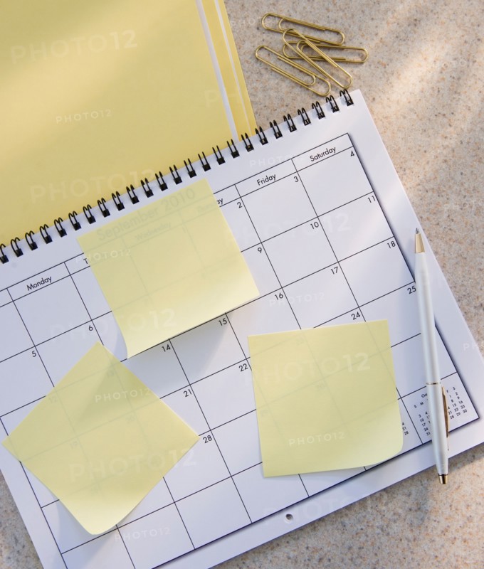 Blank adhesive notes on calendar. Photo : Daniel Grill