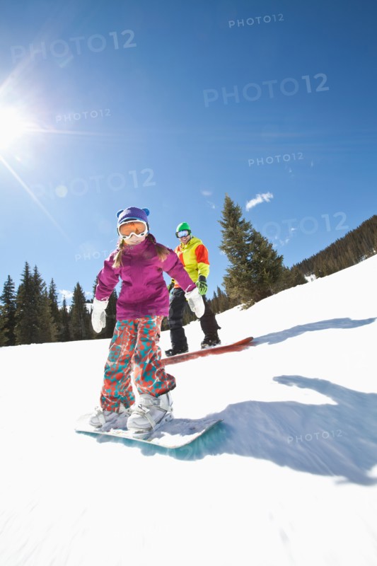 USA, Colorado, Telluride, Father and daughter (10-11) snowboarding . Photo : db2stock