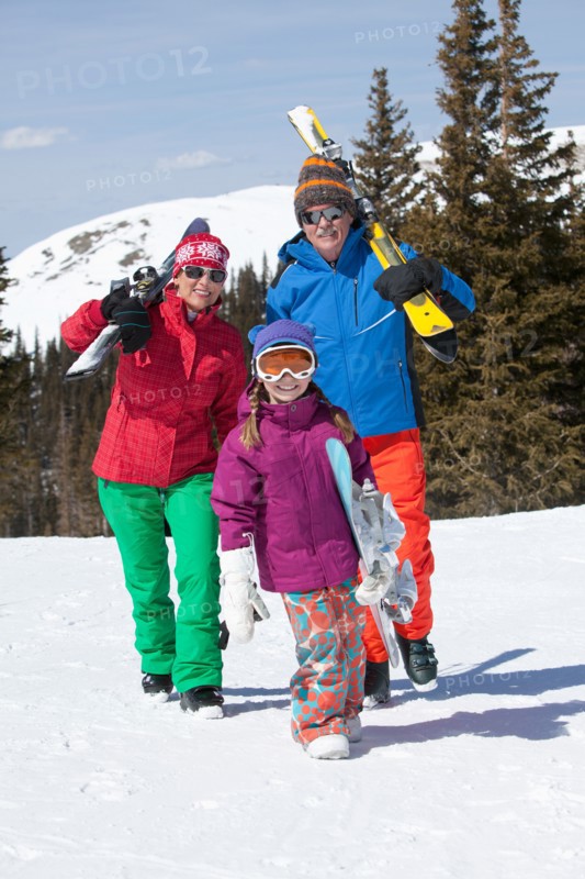 USA, Colorado, Telluride, Grandparents with girl (10-11) posing during ski holiday. Photo : db2stock