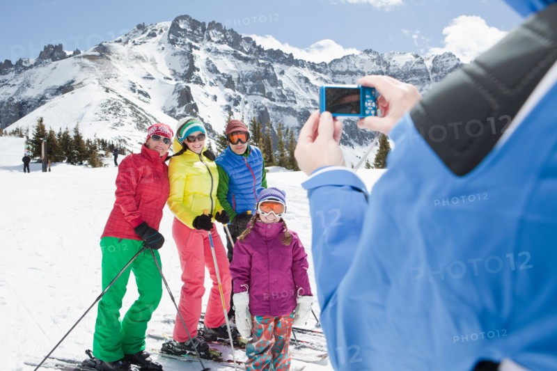 USA, Colorado, Telluride, Three-generation family with girl (10-11) posing during ski holiday. Photo : db2stock
