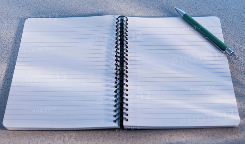 Blank open notebook and pencil. Photo : Daniel Grill