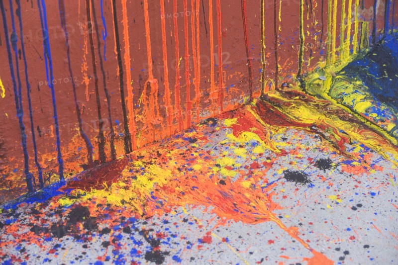 USA, New York State, New York City, Dripping paint on wall and asphalt. Photo : fotog