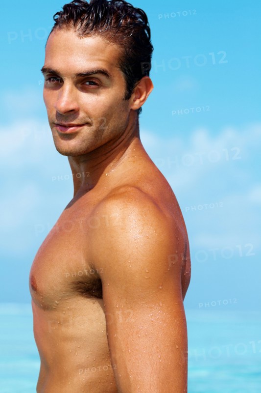 Portrait of a handsome young man smiling. Photo : momentimages