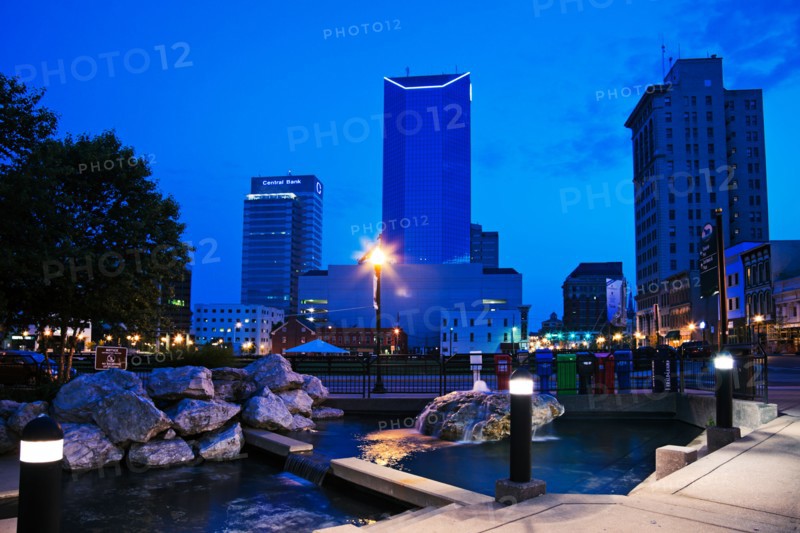 USA, Kentucky, Lexington, View of skyscrapers at night. Photo: Henryk Sadura