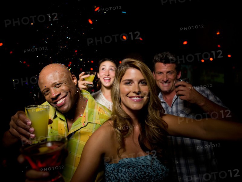 Friends enjoying drinks at bar. Photo : db2stock