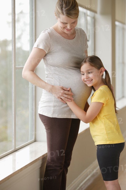 Pregnant woman with daughter (6-7). Photo: Rob Lewine