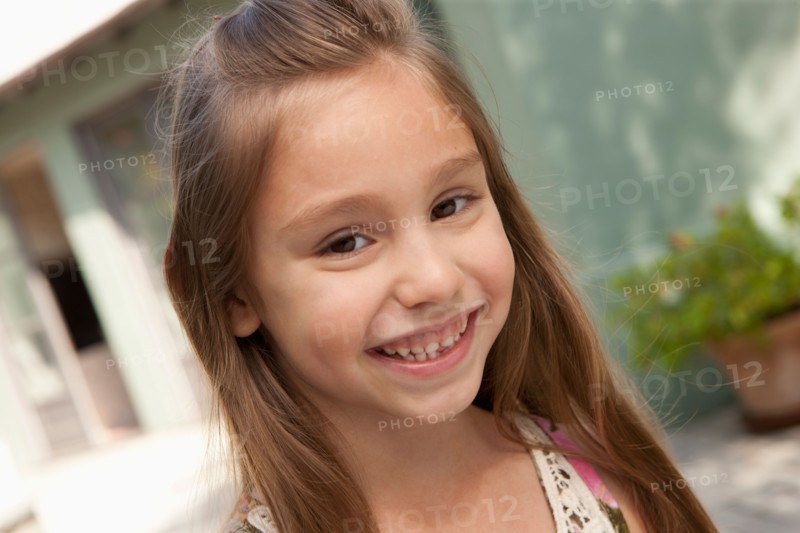 Portrait of cheerful girl (6-7). Photo : Rob Lewine