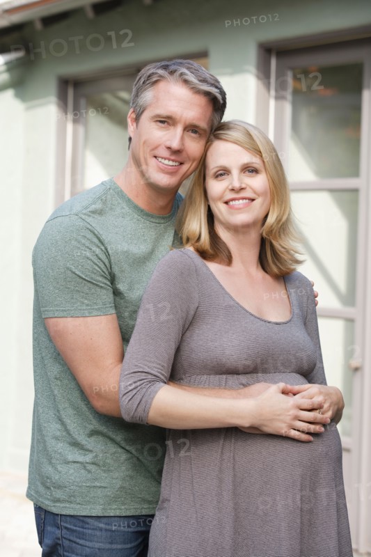 Portrait of pregnant woman with husband. Photo : Rob Lewine