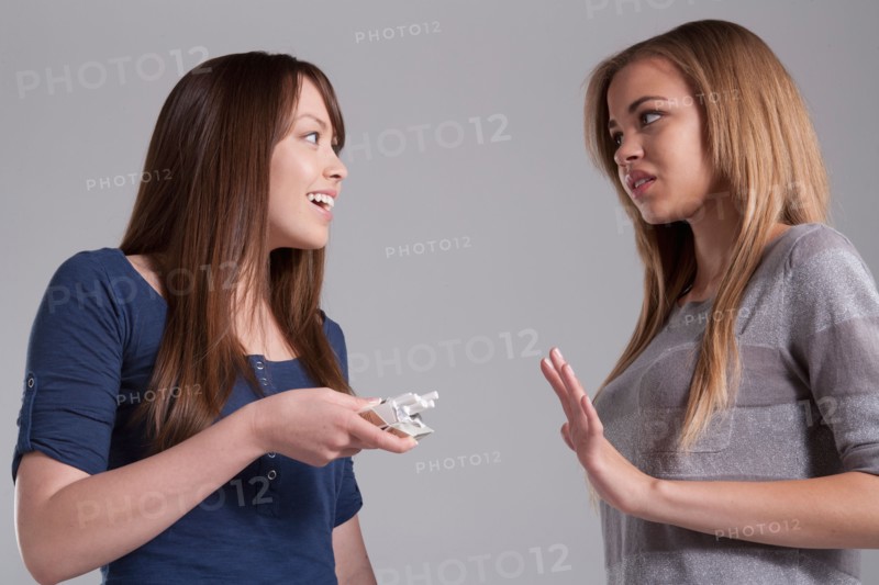 Teenage girl (16-17) rejecting cigarette. Photo : Rob Lewine