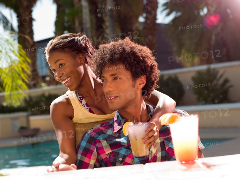 USA, Arizona, Scottsdale, Young couple at pool side bar. Photo : db2stock
