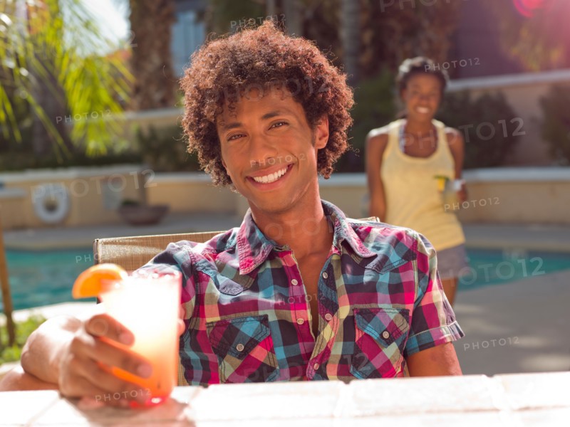 USA, Arizona, Scottsdale, Young couple at pool side bar. Photo : db2stock