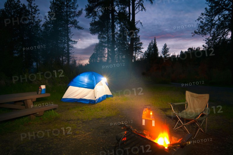 USA, Oregon, Ochoco Mountains, Tent and campfire at dusk. Photo : Gary J Weathers