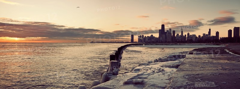 USA, Illinois, Chicago, Skyline at sunrise. Photo : Henryk Sadura