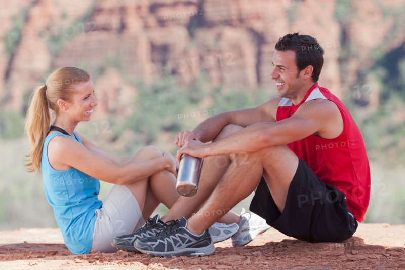 USA, Arizona, Sedona, Young couple enjoying view in desert after hiking. Photo: db2stock