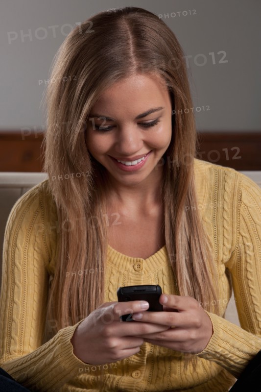 Portrait of teenage girl (16-17) with mobile phone. Photo : Rob Lewine