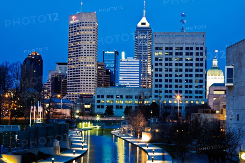 USA, Indiana, Indianapolis, Downtown at night. Photo : Henryk Sadura