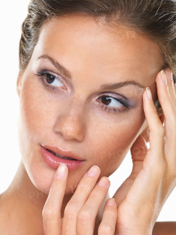 Studio portrait of beautiful brunette. Photo : momentimages