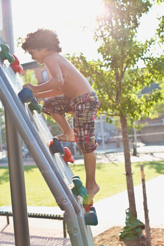 USA, New York State, New York City, Brooklyn, Boy (6-7) climbing up jungle gym. Photo : Johannes Kroemer
