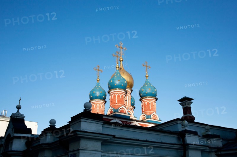 Russia, Moscow, Church domes against blue sky. Photo : Winslow Productions