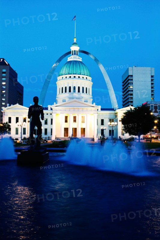 USA, Missouri, St. Louis, Fountain and courthouse at dusk. Photo : Henryk Sadura