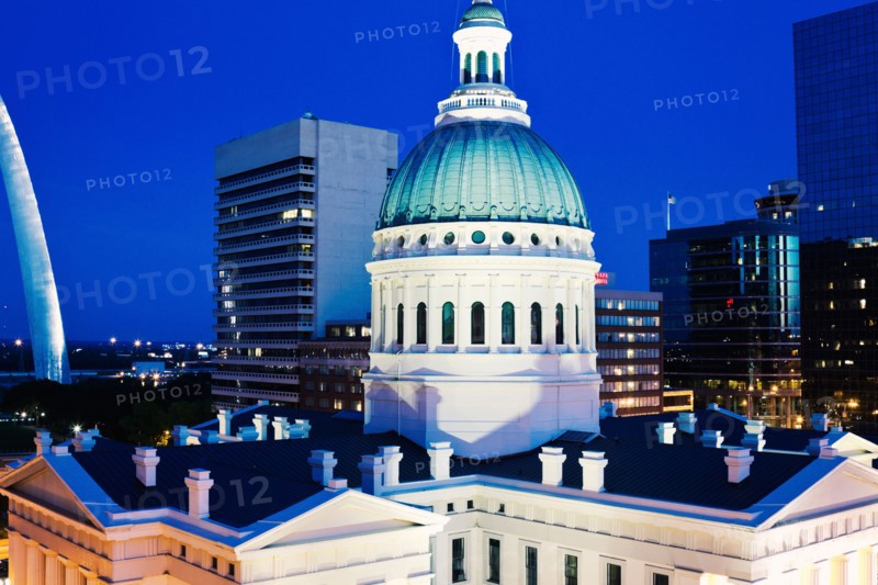USA, Missouri, St. Louis, Courthouse at dusk. Photo: Henryk Sadura