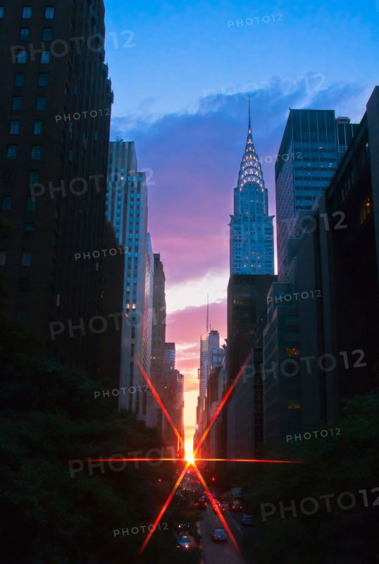 USA, New York, Manhattan, City buildings at sunset with sunbeam. Photo: Daniel Grill