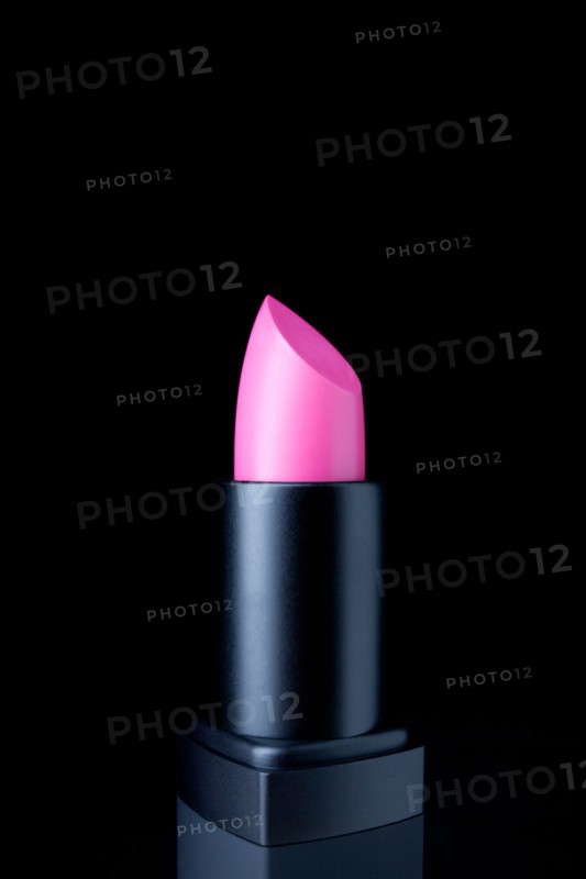 Studio shot of pink lipstick. Photo : Winslow Productions