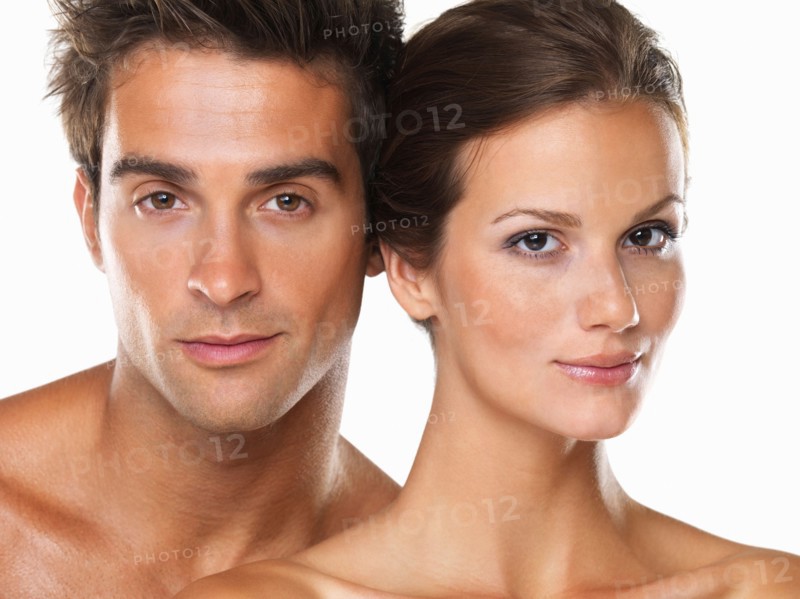 Studio portrait of young attractive couple. Photo : momentimages